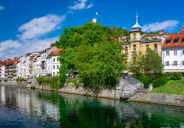 Festői Kilátással Partra Ljubljanica Folyó Régi Épületek Történelmi Központjában Ljubljana — Stock Fotó