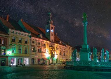Yıldızlı gökyüzü altında doğal nightscape Main Square Maribor. Veba sütunu ve Belediye Binası. Maribor Slovenya ikinci büyük şehir ve popüler seyahat hedef.