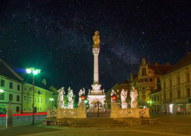Veba sütunu nightscape Main Square Maribor, Slovenya ikinci büyük şehir ve popüler seyahat hedef yıldızlı gökyüzü altında.