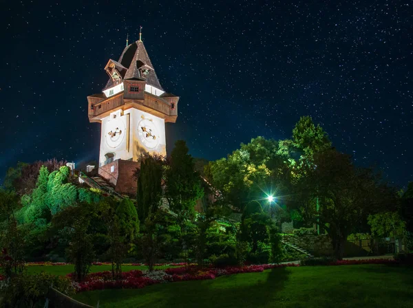 Natursköna Nattvisning Berömda Grazer Uhrturm Klocktornet Blomsterträdgården Schlossberg Kulle Stjärnklar — Stockfoto