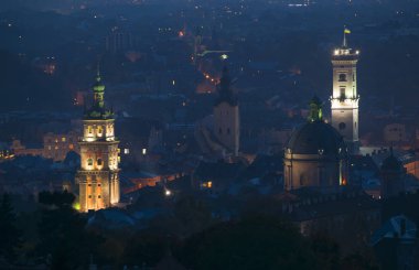 Dominik manastır, Korniakt Kulesi, City Hall Tower ve Latin Katedrali, gece, Lviv, Ukrayna tarihi şehir merkezinde hava panoramik manzaralı. UNESCO Dünya Mirası. Gece cityscape
