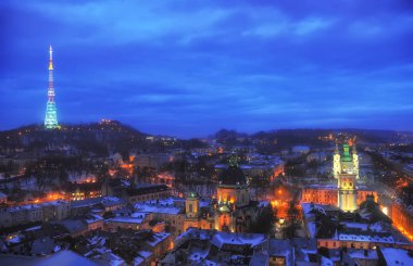 Gece, Lviv, Ukrayna tarihi şehir merkezinde Tv Kulesi, Dominik manastır, Korniakt Kulesi ve eski çeyrek yüksek Castle hill hava panoramik gece manzarası. UNESCO Dünya Miras Listesi