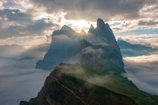 山顶在云层上方窥视 日出后刚刚被太阳照亮 普埃兹 盖斯勒 多洛米特阿尔卑斯山 意大利 良好的形象 动机和成功故事照片 — 图库照片