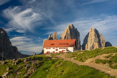 Dağ kulübe Tre Cime di Lavaredo Milli Parkı, dolomit Alpler, İtalya için pitoresk gökyüzü karşı büyük sabah görünümü