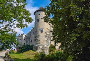 Dunajec Nehri, Güney Polonya Ortaçağ Niedzica Castle doğal görünümünü. Niedzica Castle Pieniny Dağları'nda popüler seyahat yer