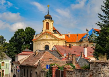 Eski ev çatıları ve Ursuline Manastırı Kilisesi şehir merkezinde, güneşli yaz günü itibariyle Çek Cumhuriyeti ile doğal görünümü Kutna Hora. UNESCO Dünya Mirası Sit Alanı