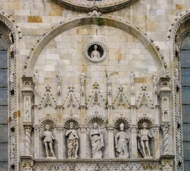 Ayrıntı görünümü güzel heykeller ve süsler Duomo di Como (katedral Como), İtalya
