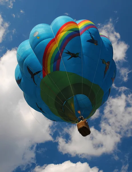 Hete lucht ballonvlucht van onderen bekijken — Stockfoto