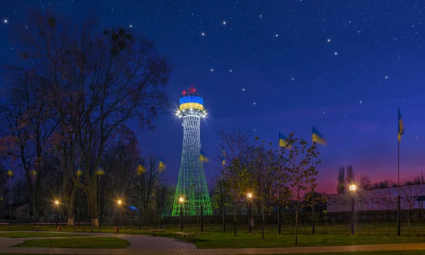 Malerische Nachtlandschaft des ersten hyperboloiden Wasserturms des Ingenieurs Schuchow in Tscherkassa, Ukraine — Stockfoto