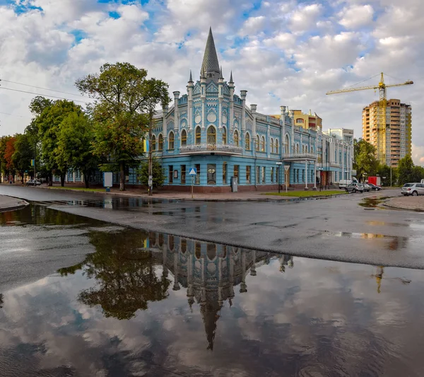 Γραφικό αστικό τοπίο της Τσερκάσι, Ουκρανία. Κτίριο της πρώην Σλόβια — Φωτογραφία Αρχείου