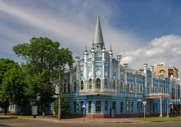 Мальовничий міський пейзаж Черкас, Україна. Будівля колишнього Слоза — стокове фото