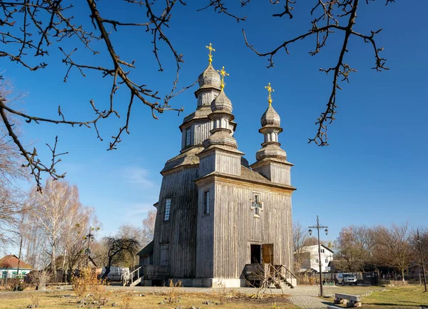 Традиційна дерев'яна георгіївська церква в с. Сєднів, Чернігівська обл., Україна — стокове фото