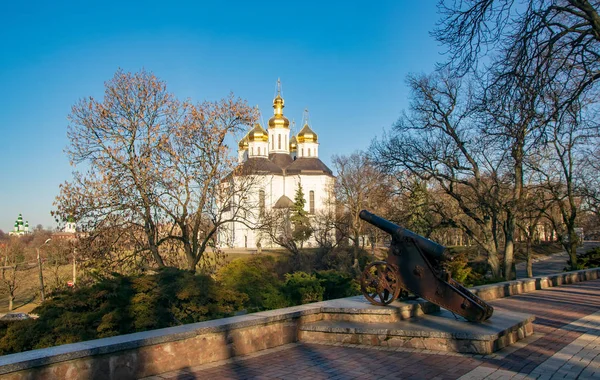 Schilderachtig uitzicht met oud kanon en kerk van St. Catherine in het historische centrum van Tsjernihiv, Oekraïne — Stockfoto