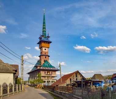 Sapanta köyünde geleneksel maramurlar neo-gotik kilise, Romanya