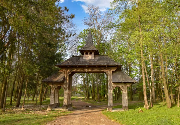 Maramures traditionnelles portail en bois dans le monastère de Sapanta-Peri, Roumanie — Photo