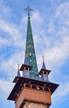 Sapanta köyünde geleneksel maramurlar neo-gotik kilise kulesi, Romanya