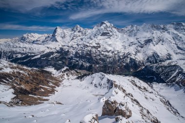 İsviçre Alpleri'ndeki ünlü zirveleri Eiger, Monch ve Jungfrau'nun nefes kesen panoramik manzarası