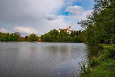 Konopiste kale, park ve gölet, ilkbaharda, Benesov, Çek Cumhuriyeti