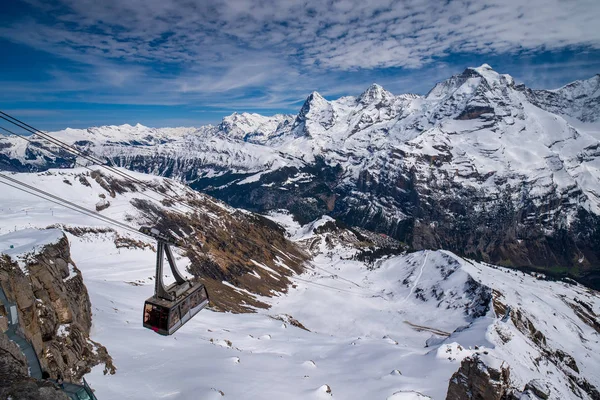 Teleférico contra vista panorâmica de tirar o fôlego dos famosos picos Eiger, Monch e Jungfrau nos Alpes Suíços, Suíça — Fotografia de Stock