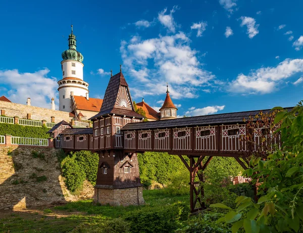 Замок Нове-Место-над-Метуджи с крытым деревянным мостом, Чехия — стоковое фото