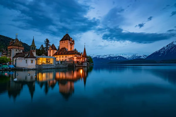 Thun Gölü'ndeki muhteşem Oberhofen kalesinin gece manzarası, İsviçre