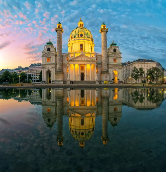 Vue imprenable sur Karlskirche avec éclairage et réflexion dans l'eau, Vienne, Autriche — Photo