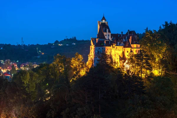 Schilderachtig uitzicht over Dracula Bran middeleeuws kasteel 's nachts, Bran Town, Transsylvanië regio, Roemenië — Stockfoto