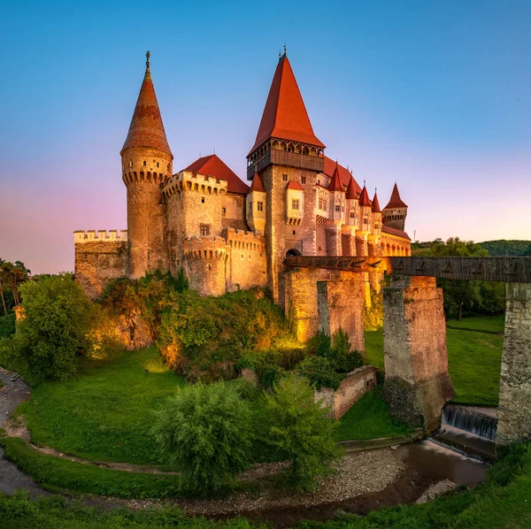 Hermoso panorama del castillo de Corvin, Hunedoara, Transilvania, Rumania — Foto de Stock