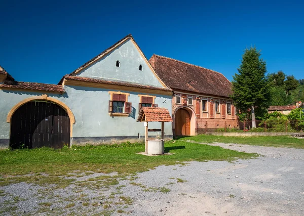 Arquitectura tradicional alemana en el pueblo de Saxon en Transilvania. Saschiz, Condado de Mures, Rumania — Foto de Stock