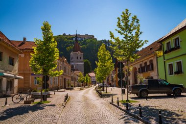 Rasnov Merkez sokak, Brasov County, Transilvanya, Romanya. Arka planda Rasnov kalesi