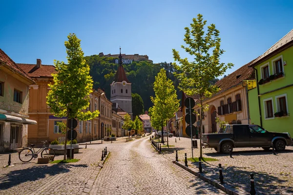 Centrální ulice Rasnov, okres Brasov, Sedmihradsko, Rumunsko. Pevnost Rasnov na pozadí — Stock fotografie