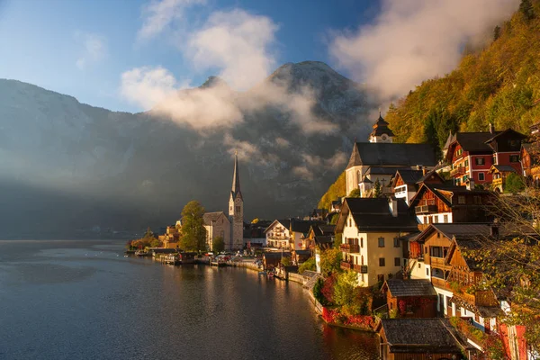 Vista panorámica del famoso pueblo de montaña Hallstatt en los Alpes bajo pintorescas nubes en la mañana de otoño — Foto de Stock
