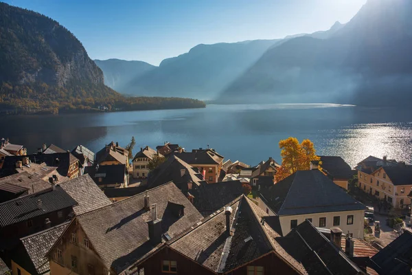 Paisaje matutino otoñal del famoso pueblo de montaña Hallstatt con lago y montañas de los Alpes en el fondo — Foto de Stock