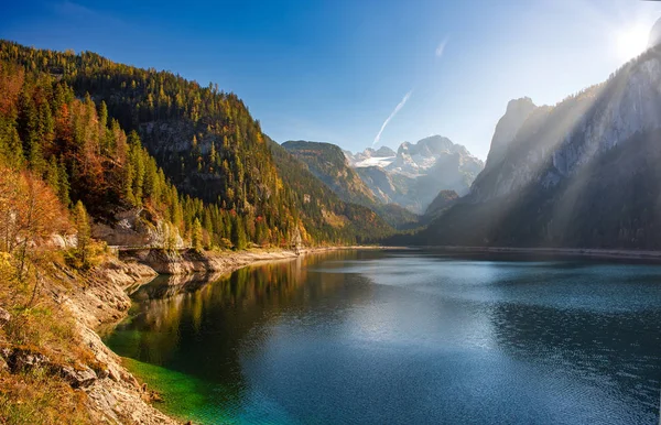 Autumn scenery of Gosausee lake with Dachstein glacier on background. Salzkammergut region, Upper Austria — Stock Photo, Image