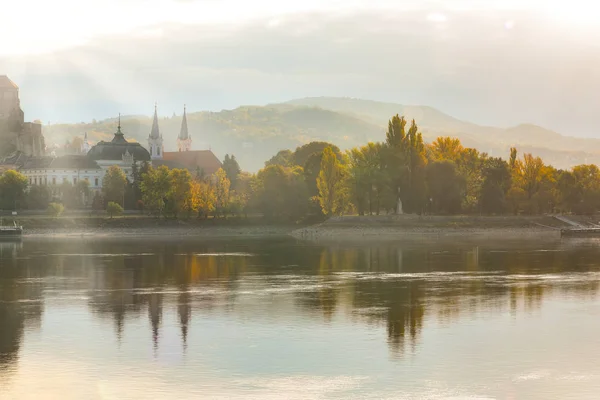 Increíble vista del amanecer sobre el río Danubio, Esztergom, Hungría — Foto de Stock