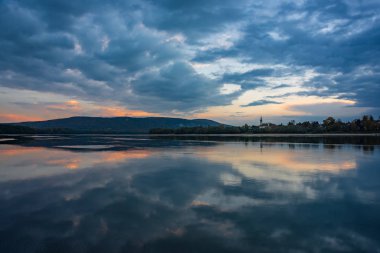 Tuna Nehri üzerinde inanılmaz gündoğumu görünümü, sabah bulutları su, Esztergom, Macaristan yansıyan güzel yansımaları