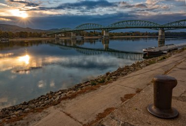 Tuna nehri, Esztergom, Macaristan'da gün doğumunda yansıması ile Maria Valeria köprü manzara