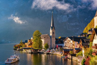 Geleneksel yolcu gemisi ile ünlü Hallstatt göl kenarı şehir klasik kartpostal görünümü, Yukarı Avusturya