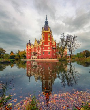 Sonbahar akşamı ünlü Muskau Park'ta Muskau Kalesi manzara, Almanya. Unesco Dünya Mirası