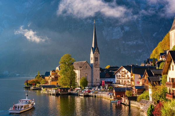 Vista clásica de la famosa ciudad de Hallstatt junto al lago con el tradicional barco de pasajeros, Alta Austria — Foto de Stock