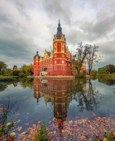 Vista panorâmica do Castelo de Muskau no famoso Parque Muskau na noite de outono, na Alemanha. Património Mundial da UNESCO — Fotografia de Stock