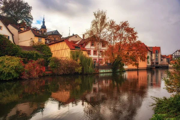 A Regnitz folyó őszi látványa a németországi Bamberg-ban. UNESCO világörökségi helyszín. — Stock Fotó