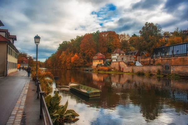 A Regnitz folyó őszi látványa a németországi Bamberg-ban. UNESCO világörökségi helyszín. — Stock Fotó