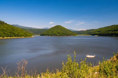 Tarnava Mare nehri üzerinde yapay göl Zetea, Doğu Karpatlar, Romanya