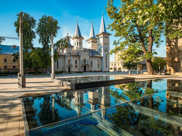 Piazza centrale di Baia Mare, capitale della contea di Maramures, Romania con la chiesa ortodossa di San Nicola — Foto Stock