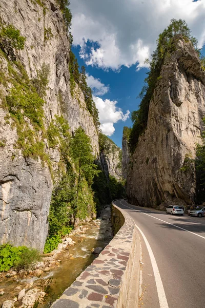 Romanya'daki Bicaz Geçidi. Karpat Dağları'nın en muhteşem yollarından biri