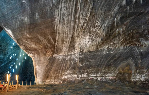 Salina Turda tuz madeninde tuz sarkıtları ve tuhaf süseşyaları ile galeri Duvar, Romanya