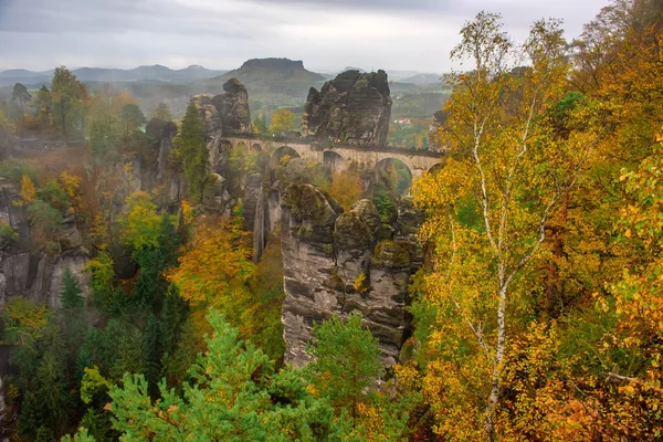 Increíble paisaje otoñal del puente Bastei, Parque Nacional Sajón Suiza, Alemania — Foto de Stock