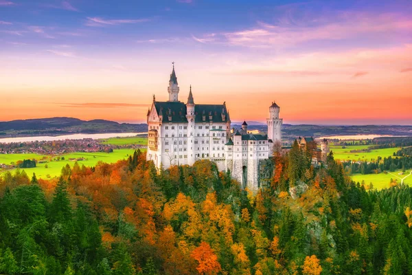 Удивительный вид на замок Нойштайн осенним вечером, Бавария, Германия — стоковое фото