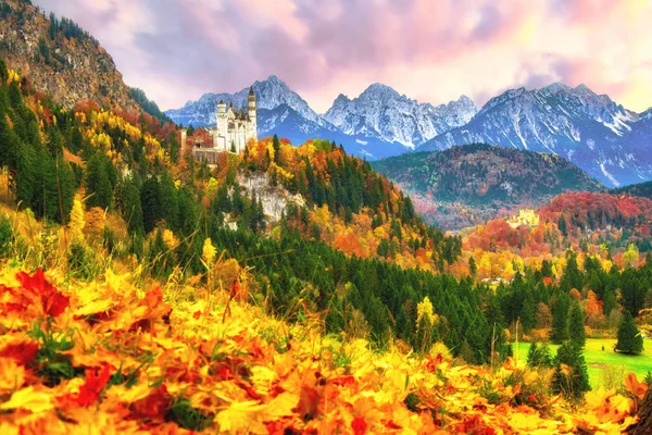 Neuschwanstein ve Hohenschwangau kaleleri sonbahar günü, doğal görünümünü — Stok fotoğraf